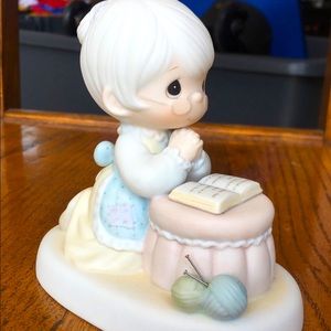 Precious Moments 1986 members only grandmas prayer porcelain figurine